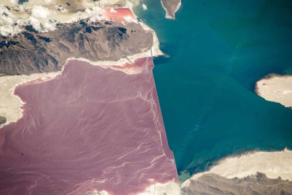Permukaan Air Terus Merosot, Danau Asin Terbesar Dunia Ini di Ambang Kehancuran