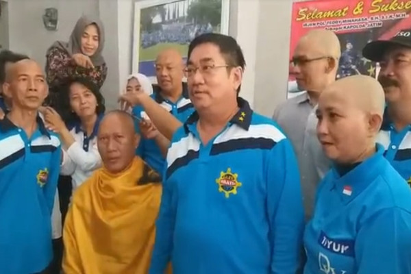 Nico Afinta Dicopot Sebagai Kapolda Jatim, Ibu Rumah Tangga di Pasuruan Cukur Gundul