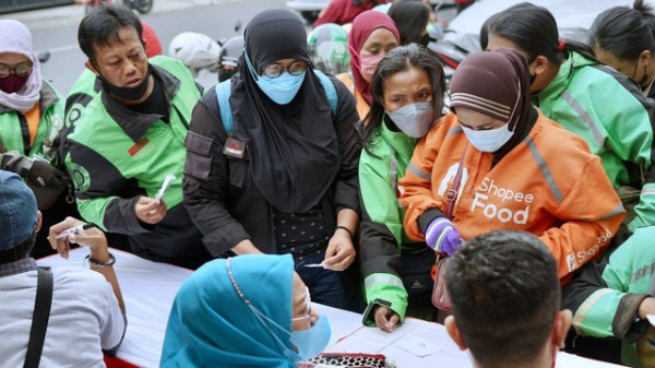 Relawan Sandiaga Bantu Ringankan Beban Ekonomi Emak-emak Ojol