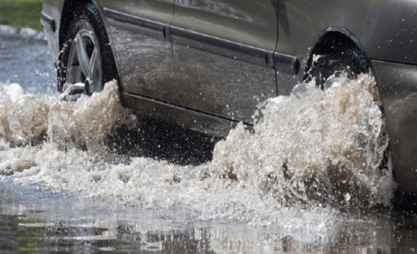 Jangan Sembarangan Terabas, Ini Batas Mobil Bisa Lewati Banjir