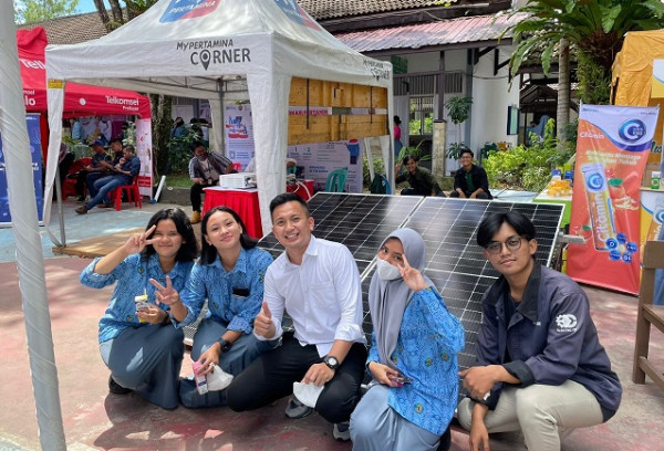 Dukung Transisi Green Energy, Pertamina Kenalkan Solar Panel kepada Siswa SMA Balikpapan