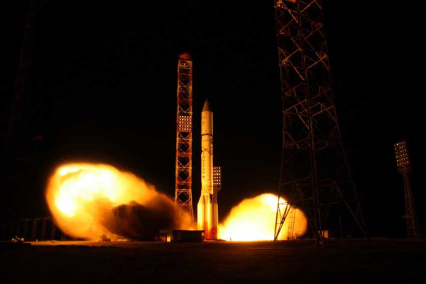 Roket Proton Rusia Luncurkan Satelit Komunikasi Milik Angola