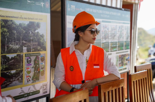 Tinjau View Point di Labuan Bajo, Angela Tanoesoedibjo Tekankan Pentingnya Inovasi