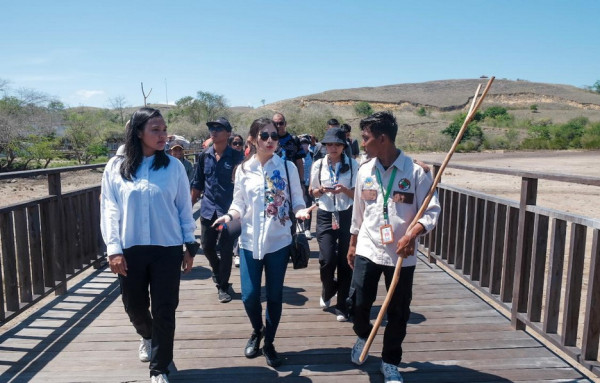 Tinjau View Point di Labuan Bajo, Angela Tanoesoedibjo Tekankan Pentingnya Inovasi