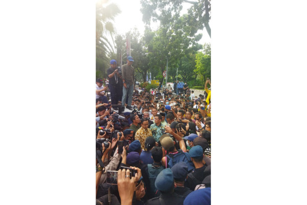 Momen Anies Temui Pendemo Saat Perpisahan dengan ASN di Balai Kota