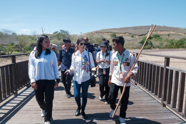 Tinjau View Point di Labuan Bajo, Wamenparekraf Angela Ajak Pemda Berinovasi & Ciptakan Lapangan Kerja