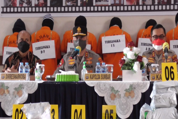 Gagah! Penampakan Jenderal Teddy Minahasa saat Memeriksa 41,4 Kg Sabu Tangkapan Polres Bukittingi