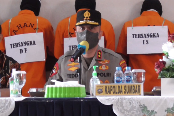 Gagah! Penampakan Jenderal Teddy Minahasa saat Memeriksa 41,4 Kg Sabu Tangkapan Polres Bukittingi