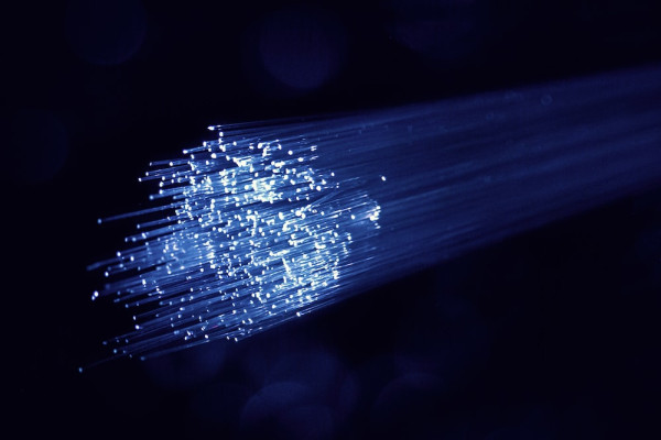 Perbedaan Fiber Optik dan UTP, Penting untuk Diketahui!