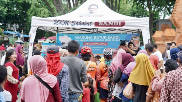 Batur Sandi Uno Borong Ratusan Paket Nasi Pelaku UMKM di Cirebon