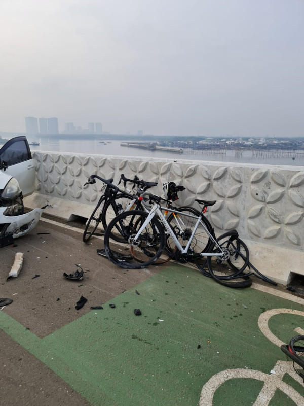 Penampakan Mobil dan Pesepeda Korban Kecelakaan di PIK 2 Tangerang