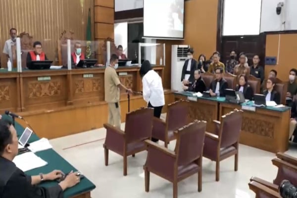Penampakan Putri Candrawathi Jalani Sidang Dakwaan, Pakai Kemeja Putih Terlihat Sehat