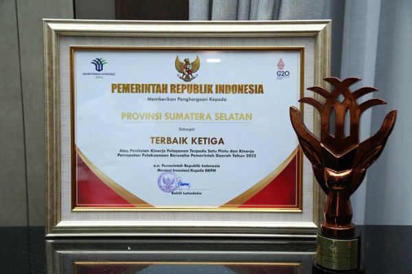 Penyelenggara PTSP dan PPB Terbaik, Pemprov Sumsel Dianugerahi Layanan Investasi 2022