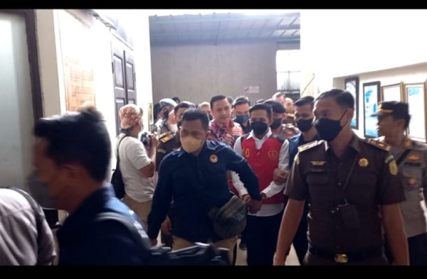 Penampakan Bharada E saat Tiba di PN Jaksel, Ditempel Ketat LPSK