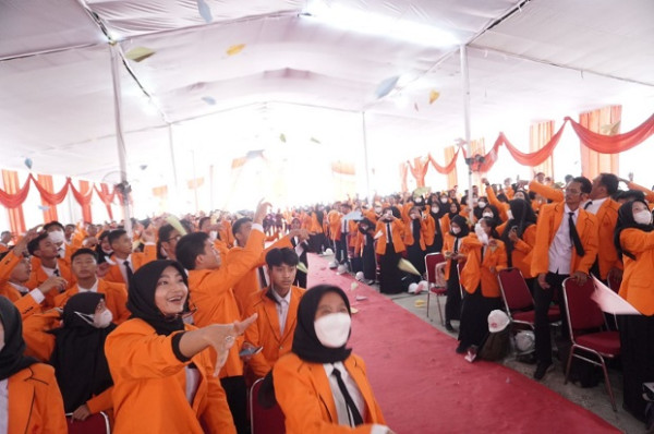 UISI Kukuhkan 425 Mahasiswa Baru, Mulai Buka Kelas Profesional