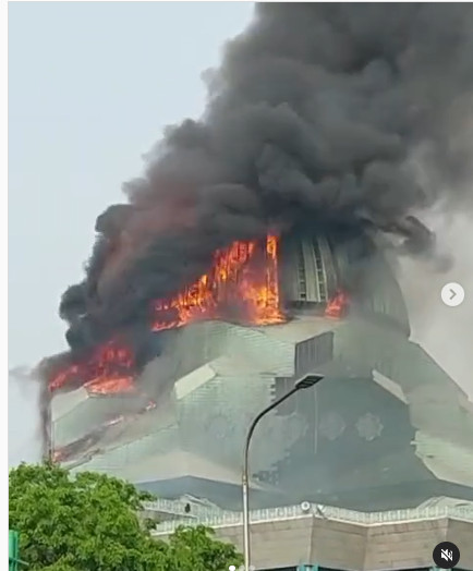 Detik-detik Kubah Masjid Raya Jakarta Islamic Center Roboh saat Kebakaran