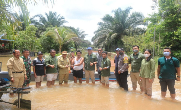 Buka Jalur Sungai Batang Pagar, PT GSIP-AMR Serahkan Perahu Pencacah Eceng Gondok untuk Desa Runtu