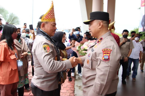 Tiba di Padang, Kapolda Sumbar Irjen Pol Suharyono Langsung Sujud Syukur