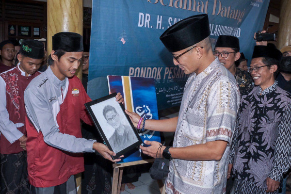 Buka Peluang Usaha, Sandiaga Dorong Santri Kuasai Teknologi Digital