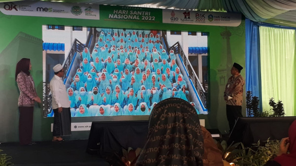 Komisioner OJK Cantik Ini Bikin Heboh Hari Santri di Ponpes Al Munnawir Yogyakarya