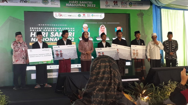 Komisioner OJK Cantik Ini Bikin Heboh Hari Santri di Ponpes Al Munnawir Yogyakarya