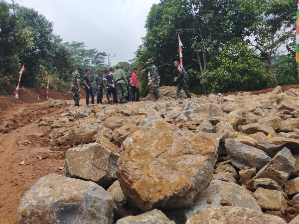 TNI Belah Pegunungan di Ujung Barat Bogor, Bangun Jalan Sepanjang 1,7 Km