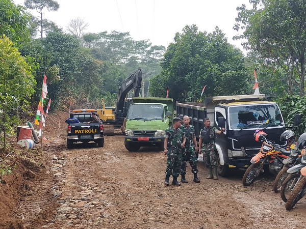 TNI Belah Pegunungan di Ujung Barat Bogor, Bangun Jalan Sepanjang 1,7 Km