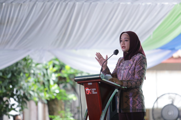 Komisioner OJK Cantik Ini Bikin Heboh Hari Santri di Ponpes Al Munnawir Yogyakarya