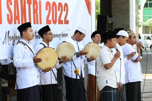 Peringatan HSN di UINSA Surabaya Dirangkai Shalawatan dan Tumpengan