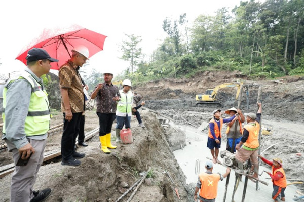 Jaga Produktivitas Pertanian, Ganjar Bangun Embung Hasil Hibah Petani