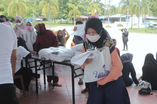 Ringankan Beban Warga, UKM Emak-emak For Sandi Gelar Bazar Sembako Murah di Pekanbaru