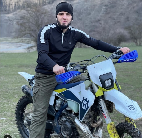 Islam Makhachev, Juara UFC yang Gemar Pamer Kuda dan Motocross Ketimbang Mobil Mewah