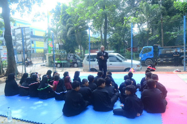 Perjuangan Tanpa Lelah Bripka Mukhlis Susilo Merawat Generasi Emas di Gang-gang Sempit Mampang Prapatan