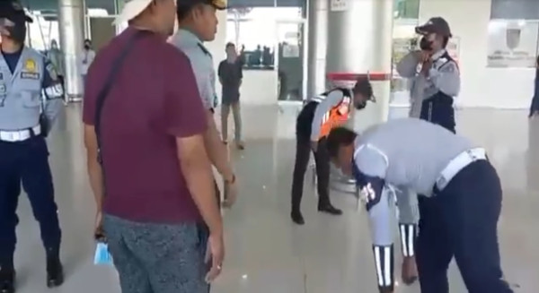 Kadis Perhubungan Kota Palangkaraya Pukul 3 Anak Buah Mendadak Viral