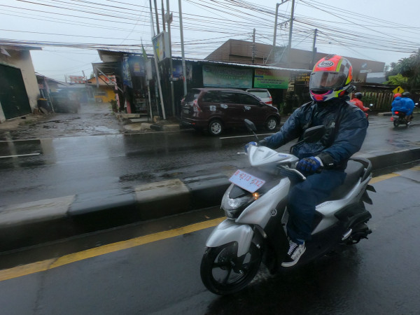 Selalu Waspada! Lakukan 6 Tips Ini Saat Berkendara Motor di Musim Hujan