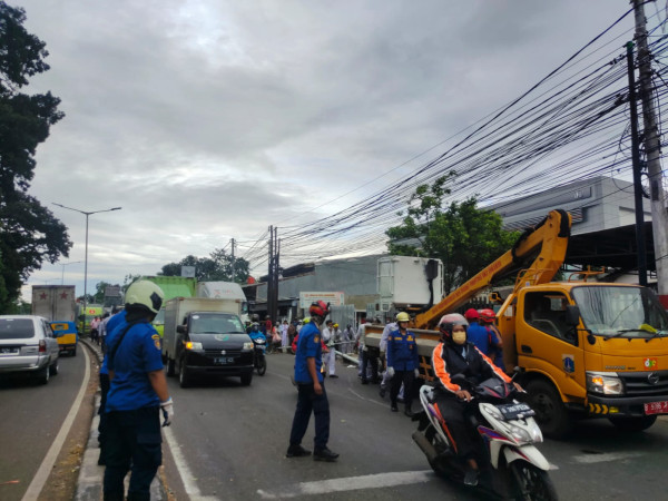 Mobil Tabrak Tiang PJU hingga Roboh di Ciracas, Jalan Raya Bogor Macet Parah