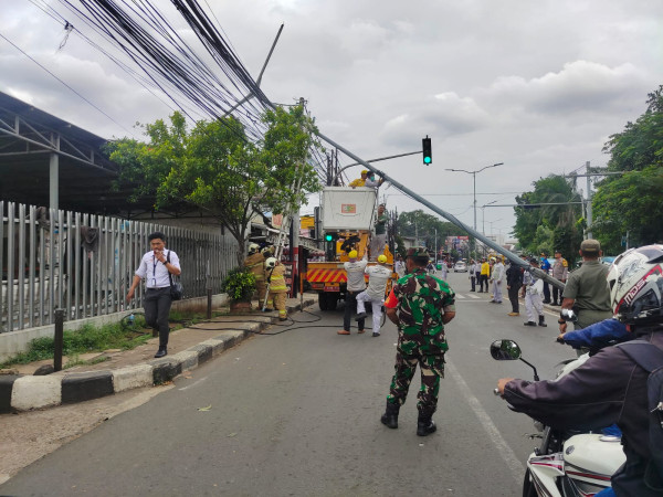 Mobil Tabrak Tiang PJU hingga Roboh di Ciracas, Jalan Raya Bogor Macet Parah