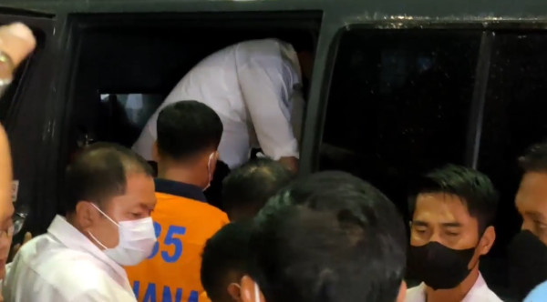 Penampakan 6 Tersangka Tragedi Kanjuruhan Berbaju Oranye Digiring ke Mobil Tahanan