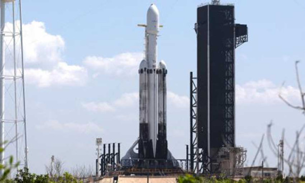 3 Booster Tahap Pertama Sudah Terhubung, SpaceX Siap Luncurkan Roket Falcon Heavy
