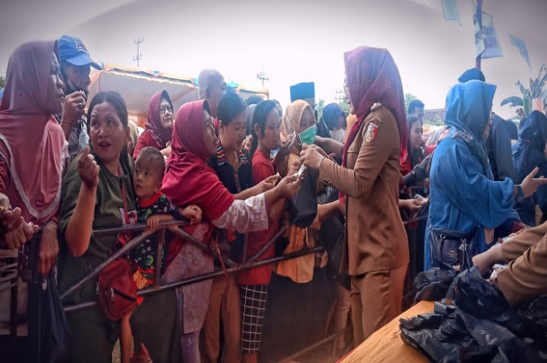 Bupati Winarti Gelar Pasar Murah