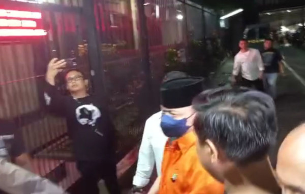 Resmi Ditahan 20 Hari, Irjen Teddy Tampil Pakai Peci