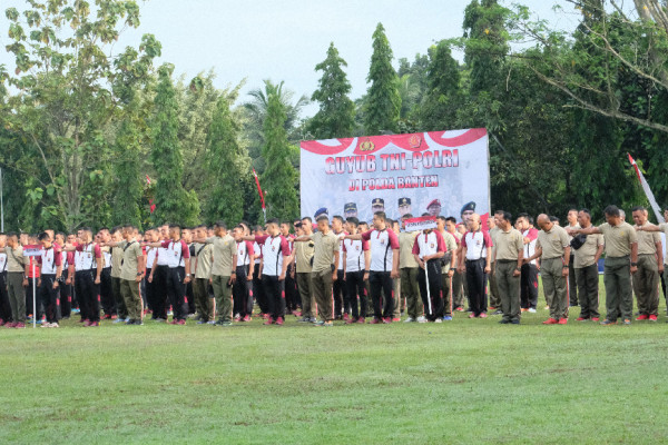 Perkuat Persaudaraan, 1.000 Anggota TNI dan Polri Olahraga Bersama di Polda Banten