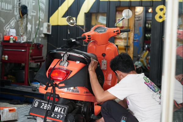 Perawatan Vespa Matik di Musim Hujan, Ini yang Harus Dilakukan!
