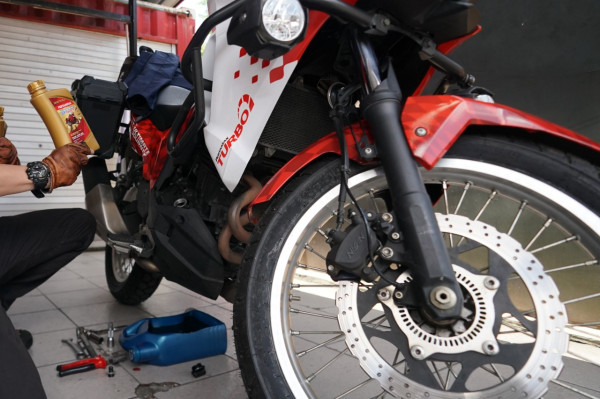 Motor Sport Harus Pakai Oli Mesin yang Encer, Ini Jawabannya