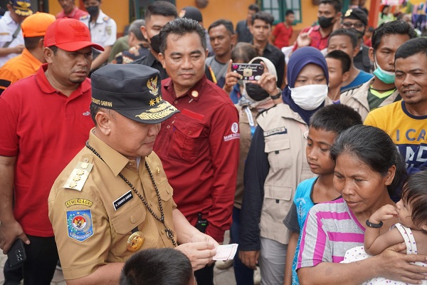 Gubernur Sugianto Sabran Tinjau Langsung Pengungsian Warga Akibat Banjir di Puskesmas Natai Palingkau