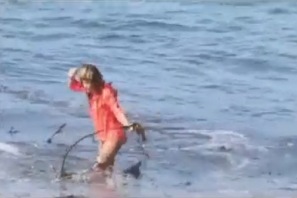 Viral! Peselancar Wanita Tergulung Tumpukan Sampah Pantai Batu Bolong Bali