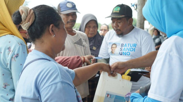 Batur Sandi Uno Salurkan BBM Murah Ratusan Nelayan di Indramayu