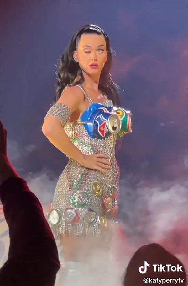 Bikin Khawatir! Mata Kanan Katy Perry Tak Bisa Dibuka saat Konser