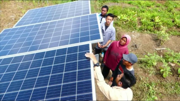 Pembangkit Listrik Tenaga Surya dan Asa Anak Petani Desa Ujung Selatan Pulau Jawa
