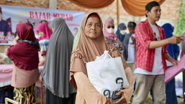 Bantu Ekonomi Rakyat, Ampera Sandi Uno Palembang Salurkan Sembako Murah